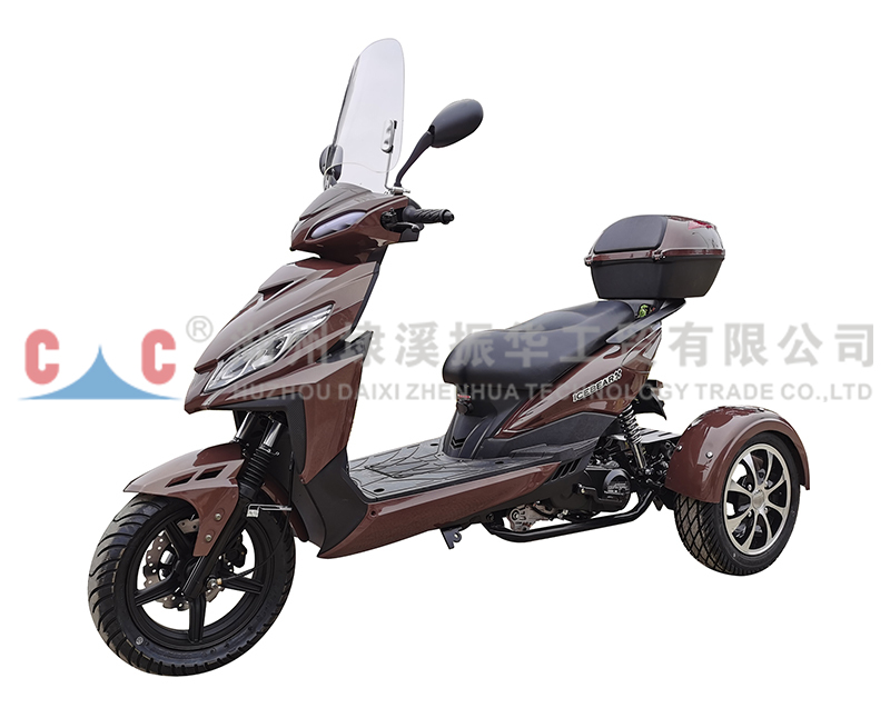 What are the essential performance differences between liquid-cooled and air-cooled Motorcycle engines in heavy urban traffic?